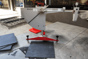 A side-by-side close-up of two tiles: light matt P4 and dark polished P2, with pendulum slider between them.